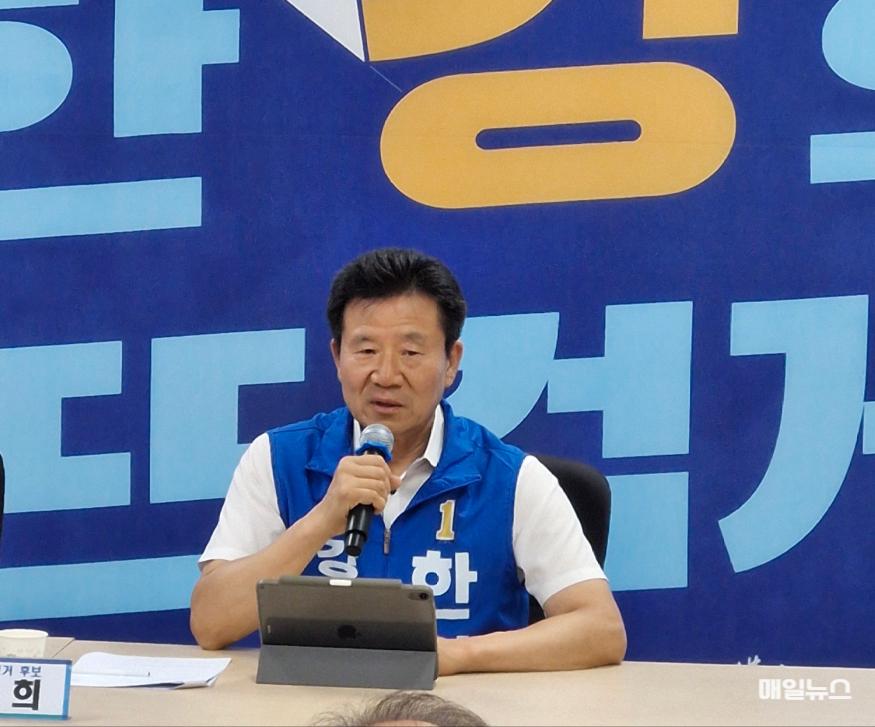 더불어민주당 한연희 강화군수 예비후보가 기자회견문 발표중이다. ⓒ 매일뉴스 DB KakaoTalk_20240902_190356732_02.jpg