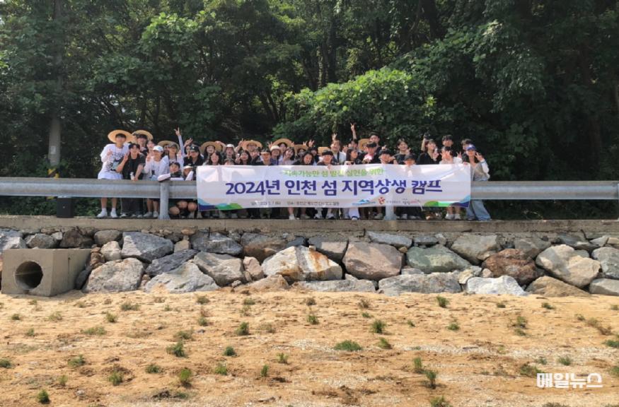 KT&G 상상프렌즈 및 대학생 봉사자 50여명이 7일 옹진군 북도면 모도 박주기 갯벌 일대에서 해양생태계 보존을 위한 칠면초(염생식물) 식재 활동 진행 후 기념 촬영 ⓒ 인천관광공사 칠면초식재활동0.jpg