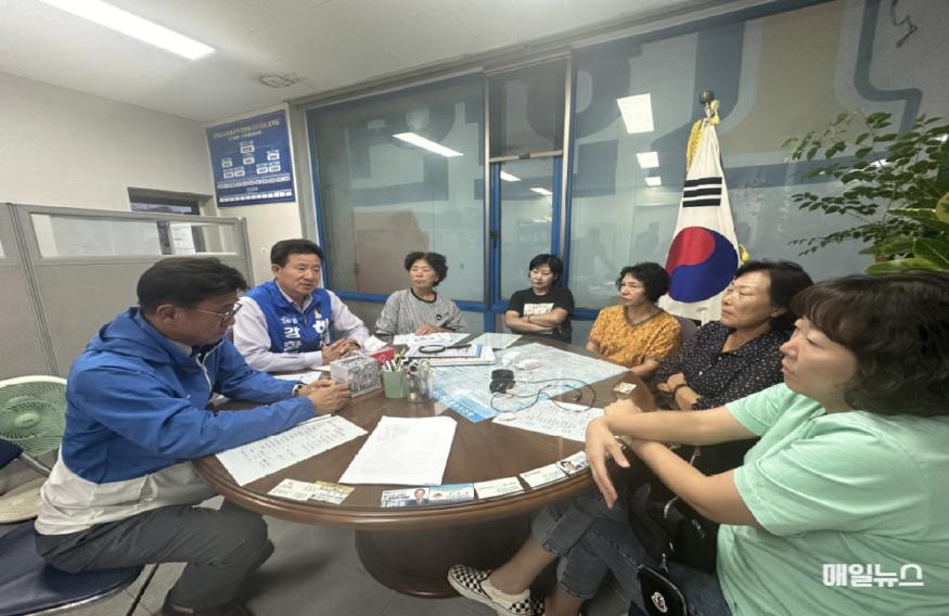 한연희(민주당) 강화군수 후보가 강화도 북단 송해면 일대 주민들과 면담을 가지고 있다. ⓒ 한연희 후보 사무실 KakaoTalk_20240926_1023131500.jpg
