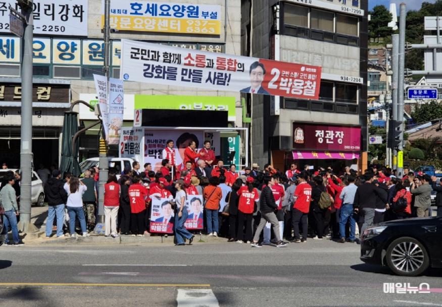 박용철 후보, ‘강화군수 선거승리 출정식’ 개최 ⓒ 박용철 후보 선거사무소 사진 왼쪽 강화군수 박용철 후보 가운데 추경호 원내대표 오른쪽 배준영 국회의원0.jpg