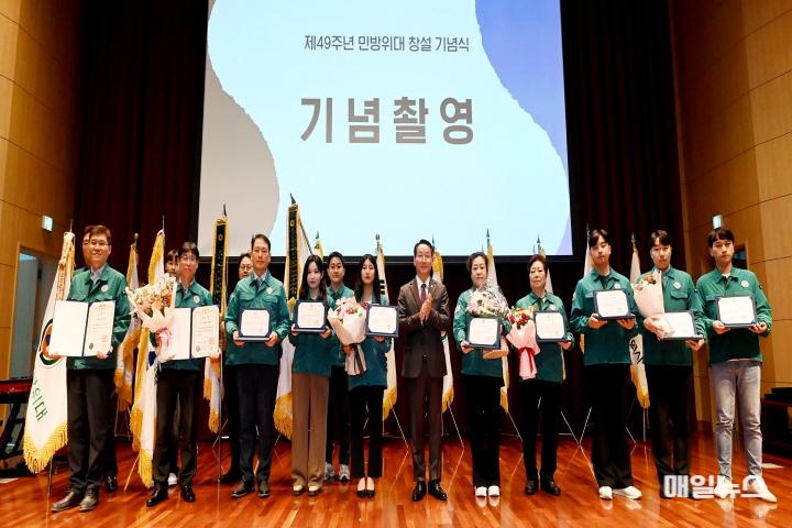 유정복 인천광역시장이 4일 연수구 G타워에서 열린 '제49주년 민방위대 창설 기념행사'에서 유공자 표창을 수여하고 있다.0.JPG