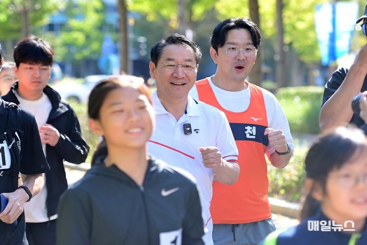 유정복 인천광역시장이 9일 '건강도시 인천! 달려라!'에서 참가 시민들과 중앙공원 일대를 달리고 있다.0.jpg