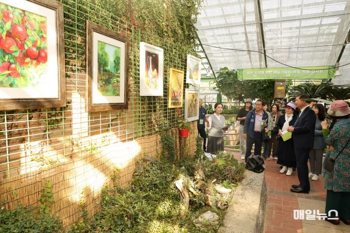 청라자원순환센터 온실에서 공단 관계자와 미술 작가들이 전시된 작품을 관람하고 있다. ⓒ 인천환경공단 7D0A0451(보도1)0.JPG
