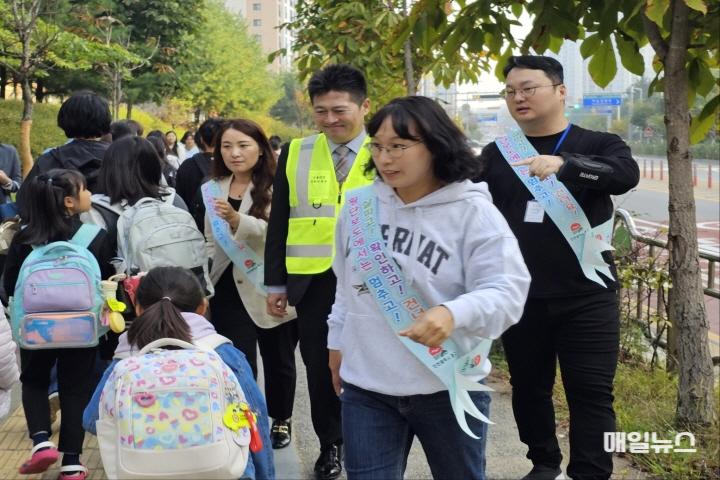 김정헌 인천 중구청장, 별빛초 등굣길서 ‘교통안전 캠페인’ 구슬땀 ⓒ 인천 중구청 2-2 보도사진(중구청장 별빛초 교통안전캠페인)0.jpg