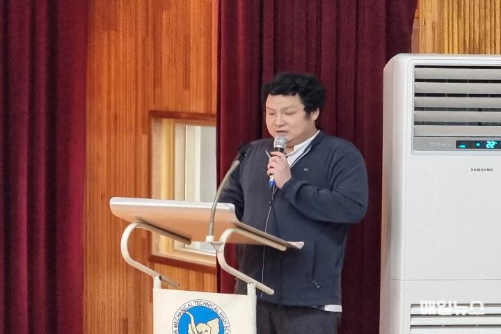 학교 공간재구조화(재건축) 사전기획 결과 발표회 사회를 맡은 임세화 전문교육부 선생님 ⓒ 이장원 기자 공간재구조_30.jpg