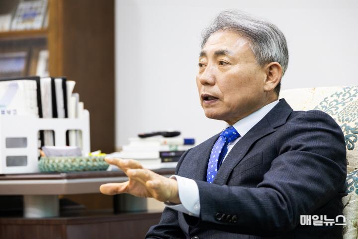 계양구, 사회적 고립 없는 따뜻한 복지도시 구현 ⓒ 계양구 윤환 계양구청장_인터뷰 사진 (1)0.jpg