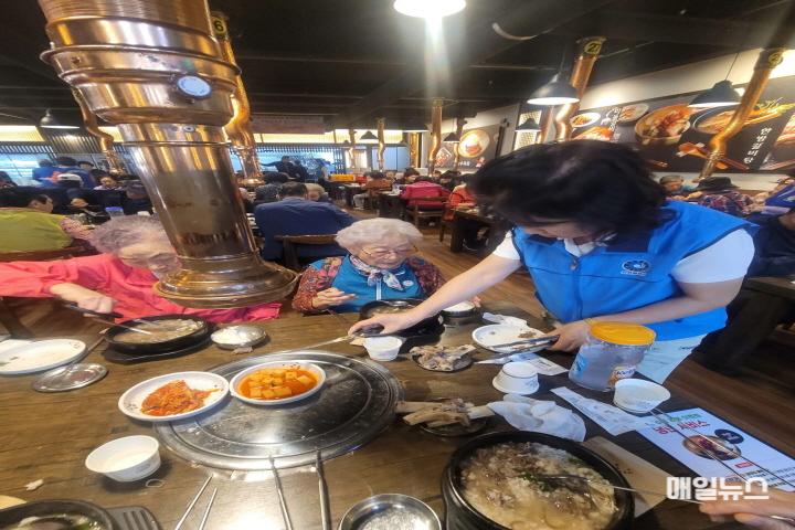 10월「경로의 달」맞이 석남1동 경로위안잔치 성료 ⓒ 인천 서구청 3석남1동 경로위안잔치 성료 10.jpg