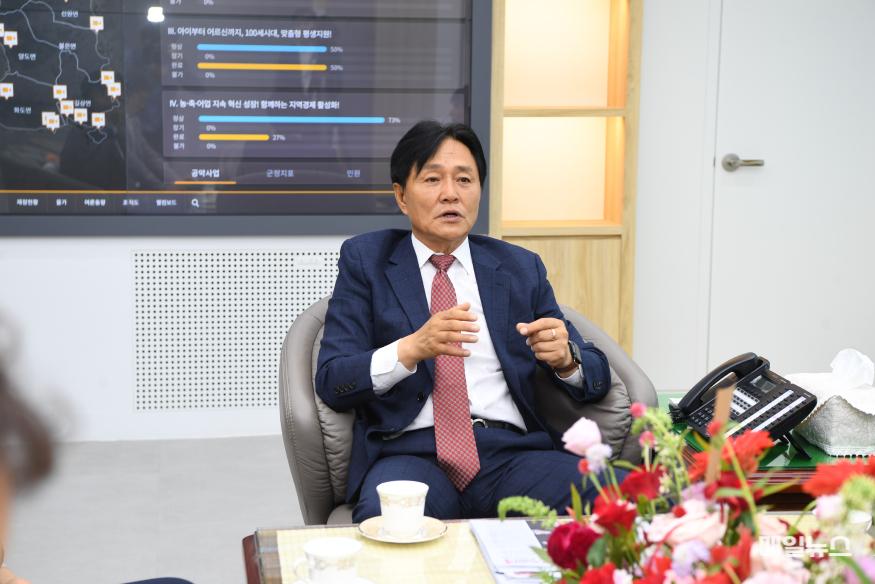 박용철 강화군수 부군수, 각 국장과 티타임 모습.JPG