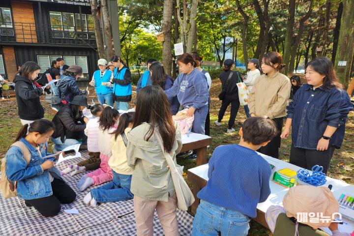 인천환경공단 직원들이 철새가면 만들기 체험프로그램을 운영하고 있다. ⓒ 인천환경공단 보도10.jpg