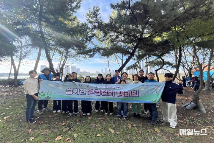 인천환경공단 직원들이 저어새 서식지인 유수지 환경정화 활동에 참여하고 있다. ⓒ 인천환경공단 1729311859695-00.jpg