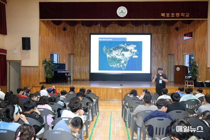 백령면 북포초등학교에서 환경교육을 진행하고 있다. ⓒ 인천환경공단 7D0A057001.JPG