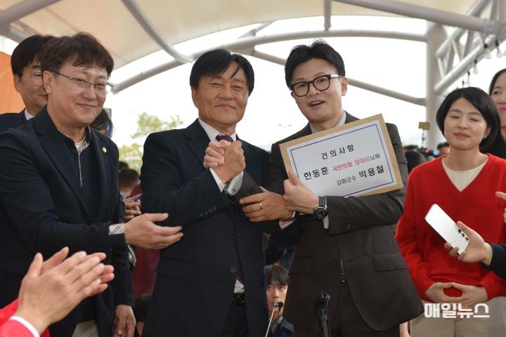 박용철 강화군수, 한동훈 국민의힘 대표에게 강화발전 건의 ⓒ 강화군 박용철군수 한동훈 국민의 힘 당대표에 현안사업 건의 (4)0.JPG