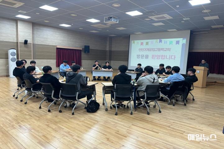 인천서구시설관리공단-인천기계공업고등학교, 241023_청사관리부_인천서구시설관리공단-인천기계공업고등학교 청년진로 진학 현장 체험 및 간담회 보도자료 사진10.jpg
