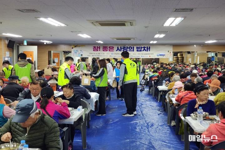 인천 서구자원봉사센터 참! 좋은 사랑의 밥차 무료급식 활동 전개 ⓒ 서구청 7인천 서구자원봉사센터 참! 좋은 사랑의 밥차 무료급식 활동 전개(2)0.jpg