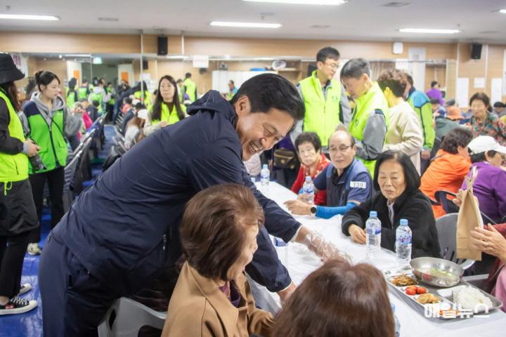 인천 서구자원봉사센터 참! 좋은 사랑의 밥차 무료급식 활동 전개 ⓒ 서구청 7인천 서구자원봉사센터 참! 좋은 사랑의 밥차 무료급식 활동 전개(4)0.jpg