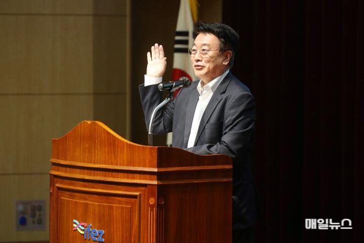 영종 미단시티 외국학교법인 선정 공모 설명회, 윤원석 IFEZ 청장이 인사말을 하고 있다. ⓒ 인천경제자유구역청 (241028)미단시티 국제학교 공모 설명회(5631)-원본0.jpg