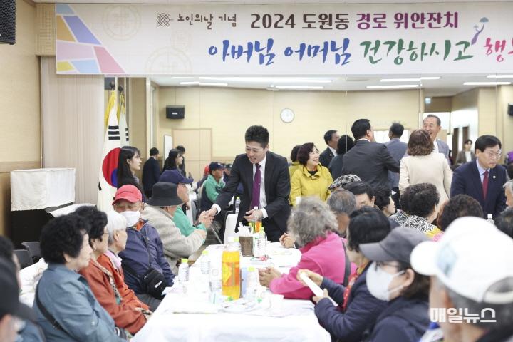 김정헌 인천 중구청장, ‘도원동 경로 위안 잔치’서 어르신들과 소통 ⓒ 중구청 3-2 보도사진(중구청장 도원동 경로 위안 잔치 동참)0.JPG