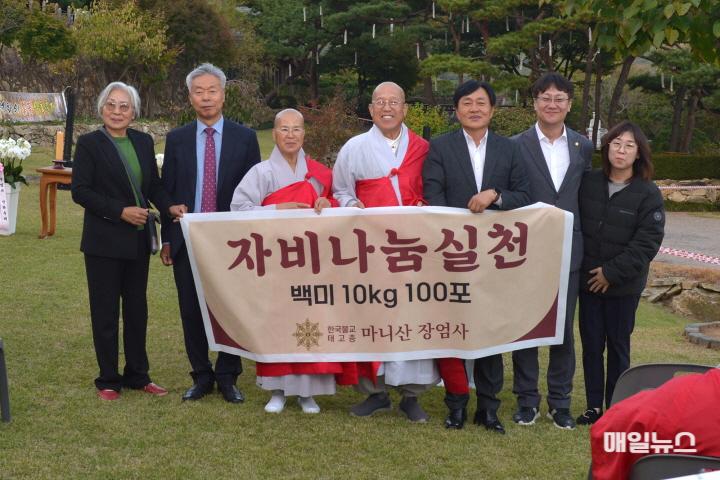 강화군, 마니산 ‘장엄사’ 이웃에 자비 나눔 실천 ⓒ 강화군 장엄사 쌀 기탁식0.jpg