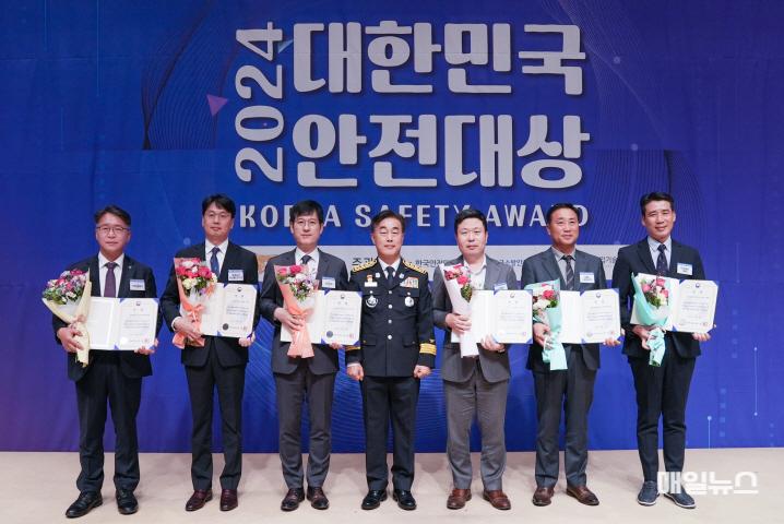 인천시설공단 노인종합문화회관, ‘제23회 대한민국 안전대상’에서 행안부 장관상 수상 ⓒ 인천시설공단 ▲행안부 장관상을 받은 인천시설공단 김종필 이사장 (좌측 첫 번째)0.jpg