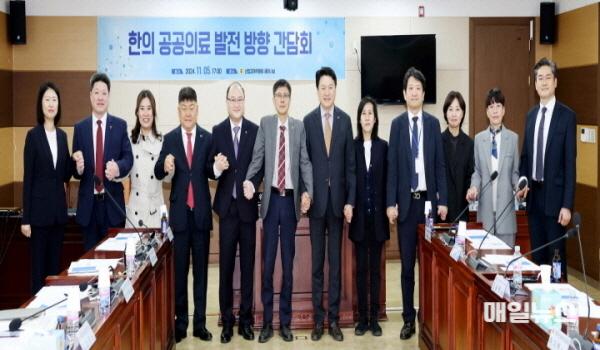 인천시의회 이명규 의원, 한의과 공공의료 확대는 중앙정부와 지자체 의지가 중요 ⓒ 인천시의회 241105_한의과_공공의료_확대방안_연구회_단체사진20000.jpg