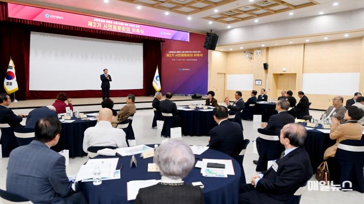 유정복 인천광역시장이 7일 시청 대회의실에서 열린 '제2기 시민원로회의 위촉식'에서 인사말을 하고 있다.0.JPG