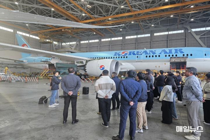 항공정비(MRO) 이해 증진 나선 인천 중구 공직자들, 인천국제공항공사 견학 ⓒ 중구청 1-1 보도사진(인천 중구 인천국제공항공사 견학)0.jpg