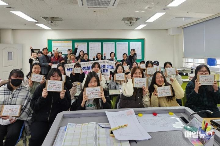 경로당 어르신들과 함께 수험생 찾아 응원 격려! ⓒ 서구노인복지관 241112_서구노인복지관_서구노인복지관, 신현고 3학년생 250명에게 선물 제공 보도자료 사진10.jpg