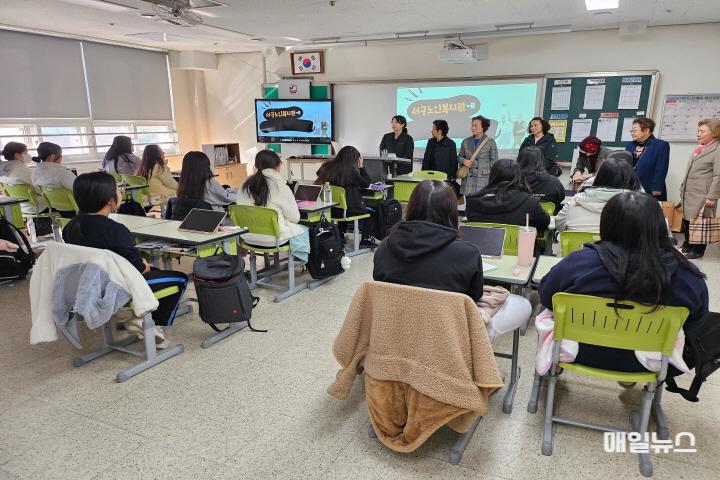 241112_서구노인복지관_서구노인복지관, 신현고 3학년생 250명에게 선물 제공 보도자료 사진20.jpg