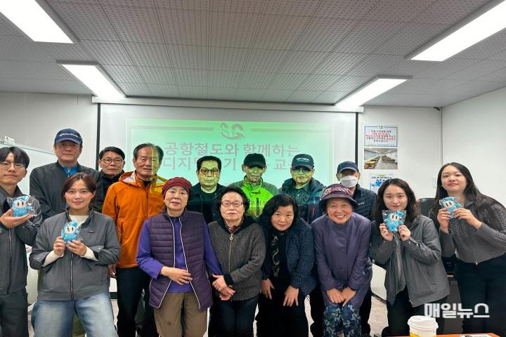 서구노인복지관, 어르신들 실생활 디지털 공포 배움으로 극복한다! ⓒ 서구노인복지관 241113_서구노인복지관_어르신들 배움으로 디지털 공포 극복 ! 서구노인복지관, 공항철도와 어르신 IT기기 친해지기 교육 보도자료 사~_10.jpg