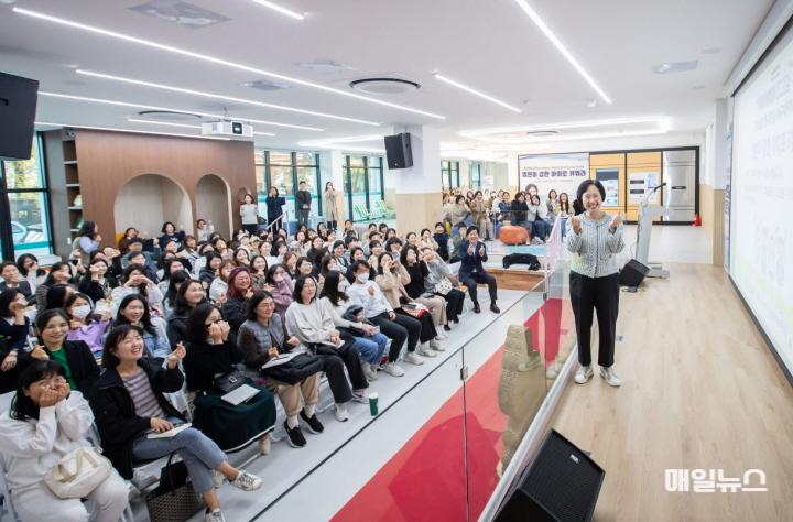‘영혼이 강한 아이로 키워라’ 인천 서구, 조선미 교수와 함께하는 서구 아카데미 개최 ⓒ 서구청 1‘영혼이 강한 아이로 키워라’ 인천 서구, 조선미 교수와 함께하는 서구 아카데미 개최(1)0.jpg