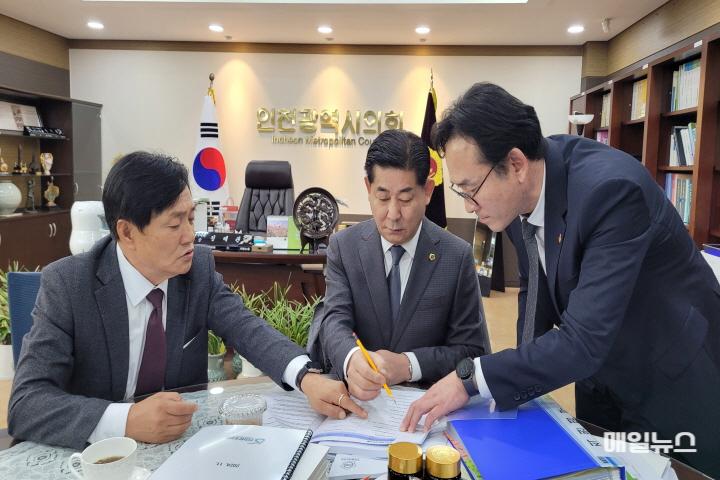 박용철 강화군수, 발로 뛰는 적극행정 현안사업 건의 ‘눈길’ ⓒ 강화군 박용철강화군수 발로뛰는 적극행정 현안사업 건의 (1)0.jpg
