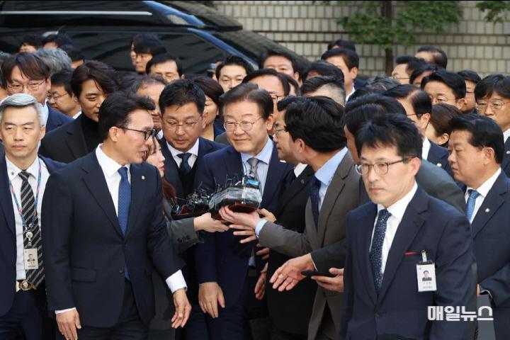 15일 공직선거법 위반 혐의에 대한 1심 선고공판이 열리는 서울 서초구 서울중앙지법으로 이재명 더불어민주당 대표가 출석하고 있다. 스크린샷 2024-11-15 1552400.jpg