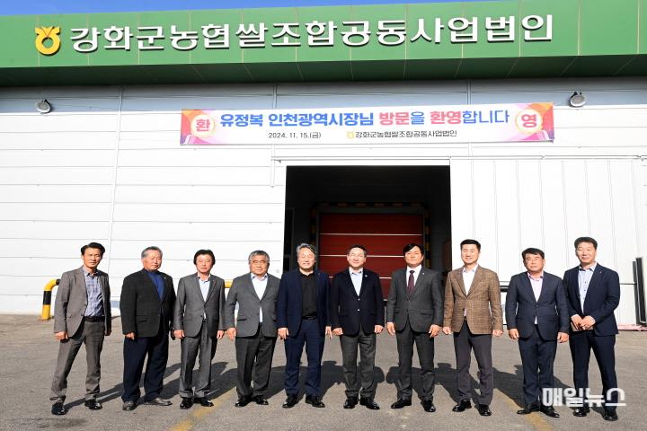 인천시, 강화군에서 농업인과 함께하는 현장간담회 개최 ⓒ 인천시 유정복 인천광역시장이 15일 강화군 양도면 강화군농협쌀조합공동사업법인을 방문해 농정 현장 간담회를 갖고 있다.10.JPG