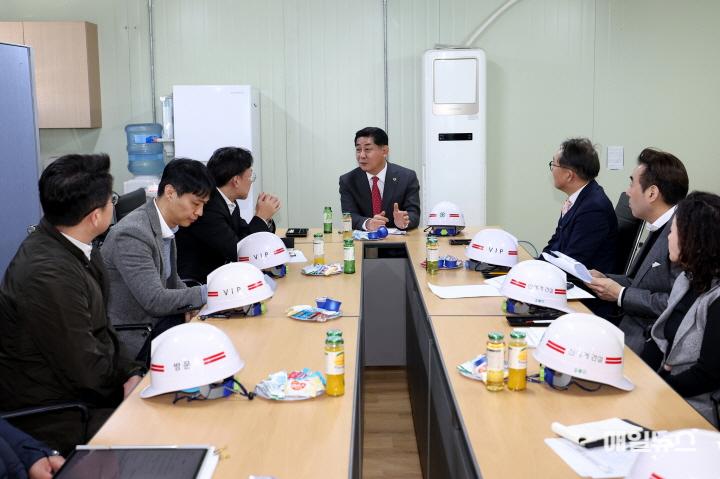 인천시의회 정해권 의장, 대형 개발사업인 스타필드청라, 롯데바이오로직스 공사현장 방문 ⓒ 인천시의회 241118_청라스타필드_건설현장_방문_1452569200.jpg