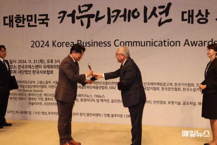 인천국제공항공사는 지난 21일 서울 프레스센터 국제회의장에서 열린 ‘2024 대한민국 커뮤니케이션 대상’에서 공사 사보가 인쇄사보 기획·디자인 부문 해외특별상(아시아-태평양 스티비상)을 수상했다고 밝혔다. 사진은 인천국제공항공사 이정훈 홍보기획팀장(사진 왼쪽)이 수상하고 있는 모습. ⓒ 인천국제공항공사 별첨1_인천공항공사, 대한민국 커뮤니케이션 대상 해외특별상 수상 사진0.JPG