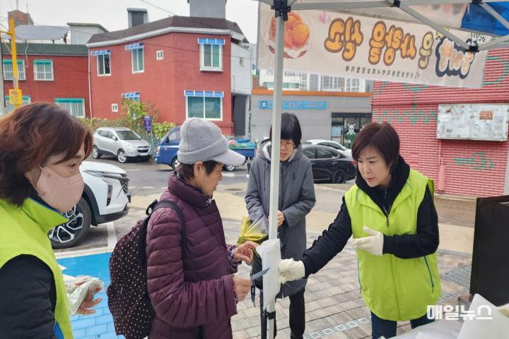 4‘찾아라! 복지사각지대’ 신현원창동 지역사회보장협의체 ‘붕어빵 캠페인’ 실시(2)0.jpg