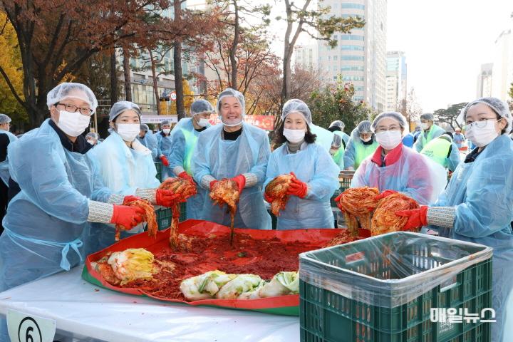 인천환경공단, ‘2024 인천 김장나눔 대축제’ 300만원 후원으로 온정 나눔 ⓒ 인천환경공단 7D0A1428(보도2)0.JPG
