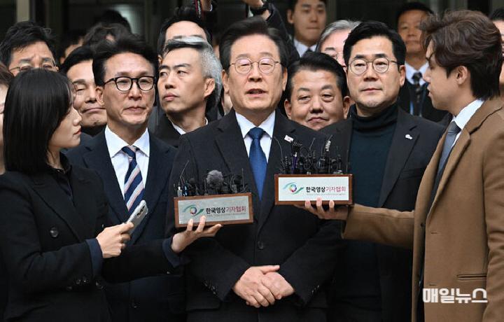 25일 서울중앙지법에서 열린 위증교사 사건 관련 1심 무죄 선고를 받은 더불어민주당 이재명 대표(가운데)가 공판을 마친 뒤 기사들 앞에서 소감을 밝히고 있다. ⓒ 공동취재단 202411255152340.jpg