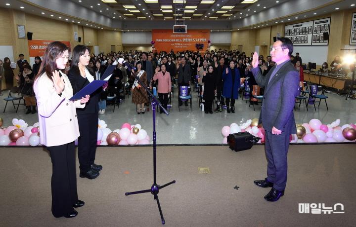 28일 시청 대회의실에서 열린 '2024년 인천광역시 여성폭력 추방주간 기념행사'에서 참석자들이 결의문을 낭독하고 있다.0.jpg