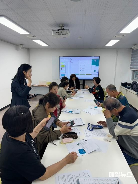 241129_서구노인복지관_서구노인복지관, 어르신을 위한 스마트폰 활용 교육! 보도자료 사진(1)0.jpg