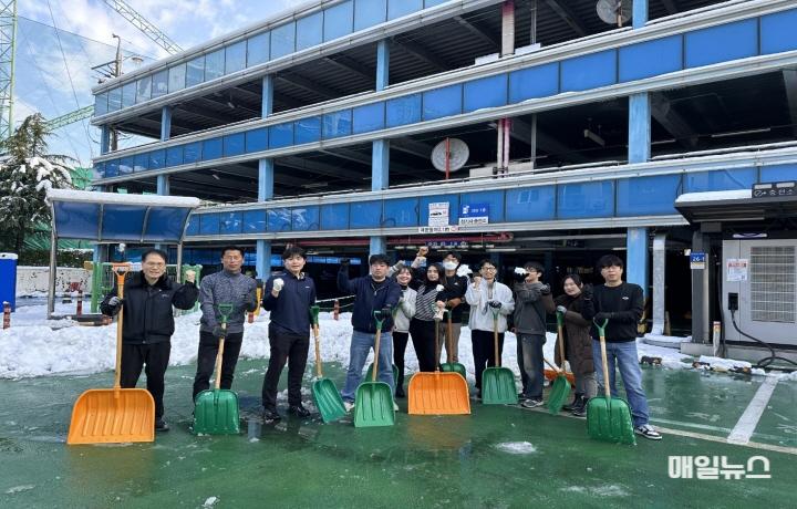 효율적인 합동 제설 대책으로 시민 안전 지킨다! ⓒ 서구시설관리공단 241129_주차사업부_효율적인 합동 제설 대책으로 시민 안전 지킨다! 서구시설관리공단 주차사업부, 27일과 28일 기습 폭설에 성공적~0.jpg