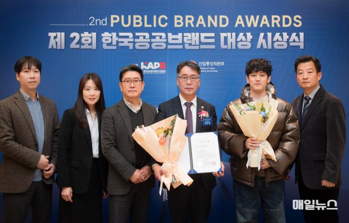 인천시설공단, 제2회 한국공공브랜드 최우수상 수상 ⓒ 인천시설공단 ▲ 김종필 이사장 및 CF 연출을 맡은 조우현 감독(김종필 이사장 우측)0.jpg