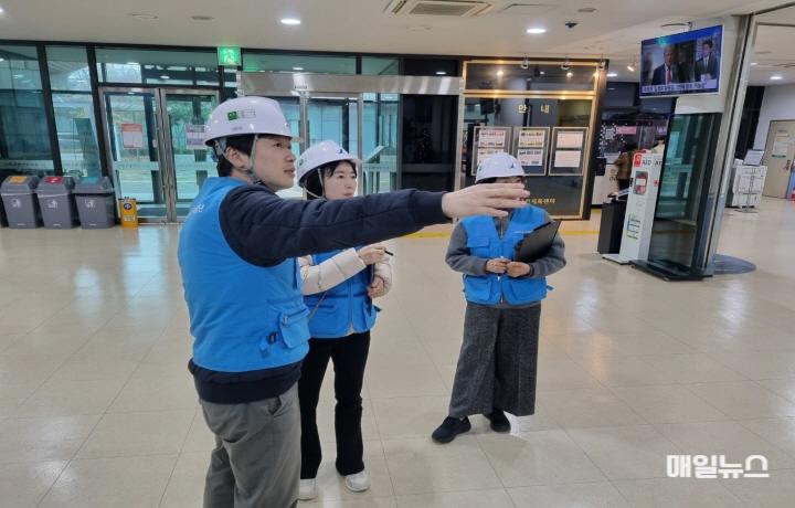 ‘주민참여로 더욱 안전한 시설물 관리’ ⓒ 중구청 9-1 보도사진(중구시설관리공단 2024년 하반기 주민모니터링단)0.jpg
