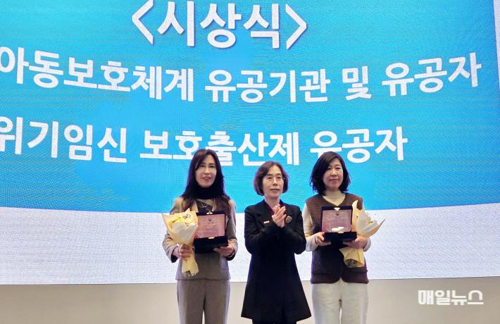 왼쪽 김정은 인천시 아동정책과장, 가운데 김상희 보건복지부 인구아동정책관 ⓒ 인천시 왼쪽 김정은 인천시 아동정책과장, 가운데 김상희 보건복지부 인구아동정책관0.jpg