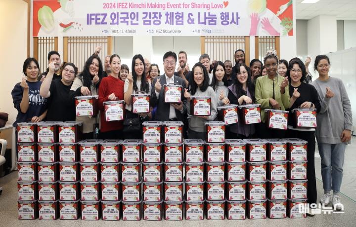 “직접 담근 김치, 불우이웃과 나눠요.” 인천경제청, 제5회 IFEZ 외국인 김장 체험·나눔 행사 개최 ⓒ 인천경제자유구역청 (241204)외국인 김장 체험 및 나눔 행사(3097)-3000px0.jpg