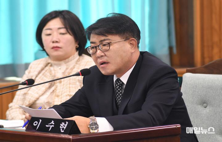 제285회 정례회 중 구정질문 중인 미추홀구의회 이수현 의원 ⓒ 미추홀구의회 DSC_66240.jpg