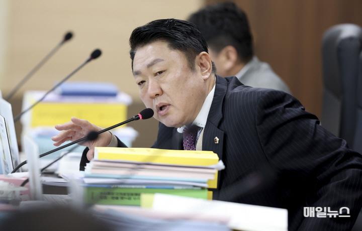 인천시의회 신충식 의원, 전자칠판 구매 사업 오롯이 학생만 바라보고 추진해야 ⓒ 인천시의회 보도자료 사진0.jpg