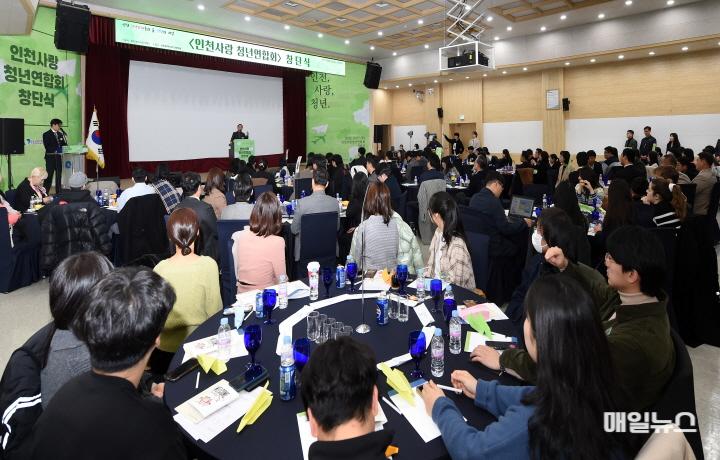 유정복 인천광역시장이 7일 시청 대회의실에서 열린 '인천사랑청년연합회 창단식'에서 참석자들과 축사를 하고 있다.0.jpg