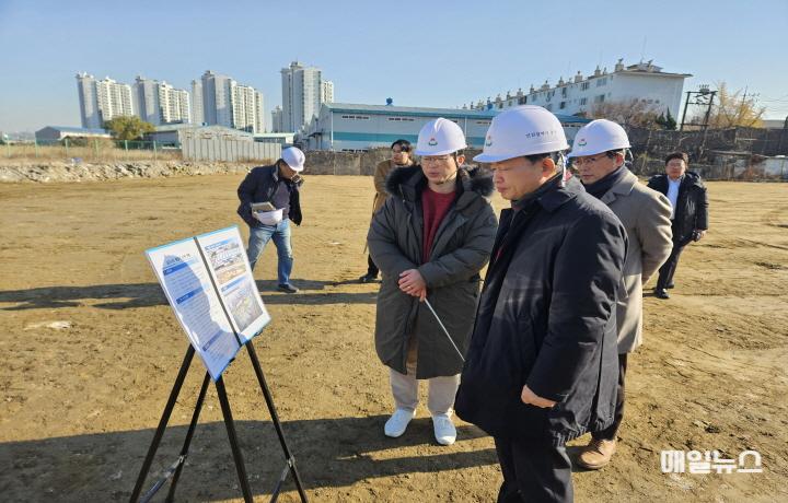 김찬진 동구청장 북성포구 준설토 투기장 잔여지 매립 현장 점검 ⓒ 동구청 (1)인천 동구_김찬진 동구청장 북성포구 준설토 투기장 잔여지 매립 현장 점검20.jpg