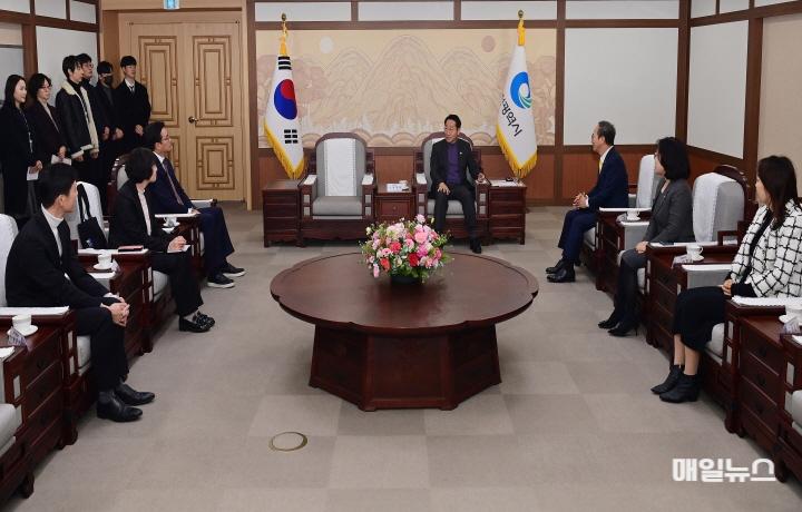 유정복 인천광역시장이 10일 시청 대접견실에서 열린 '41만 소상공인 출산 양육 지원을 위한 업무 협약식'에서 양종희 KB금융그룹 회장 등 참석자들과 환담을 하고 있다.0.jpg
